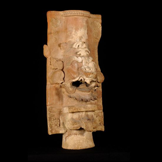 Imponente Cilindro Votivo decorato con la raffigurazione dell' 
